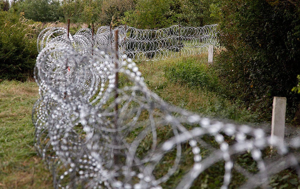 Ett provisoriskt stängsel uppsatt på gränsen mellan Ungern och Kroatien, en gräns där trycket från flyktingar och migranter är hårt.
