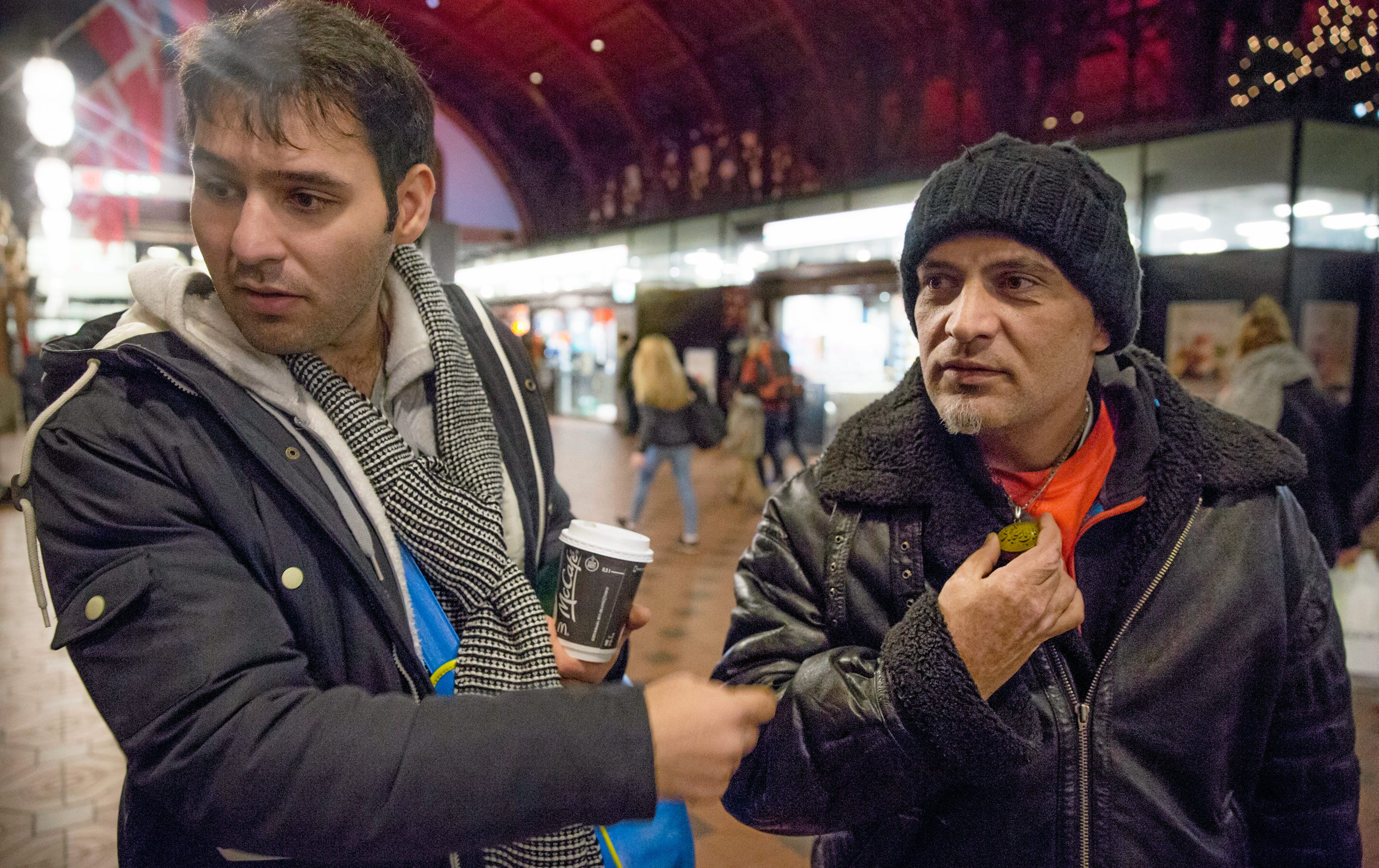 Arash Salehin från Iran berättar om hur Farzad Barzegar fått försvara sig inför polisen för att få ha kvar sitt halsband: ”Han sa att det var en gåva från hans mor, då fick han behålla det.”