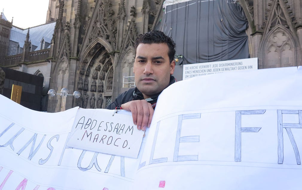 Abdessalam från Casablanca har ställt sig utanför Kölner-domen för att visa att det finns män från de utpekade länderna som tar avstånd från händelserna på nyårsafton.