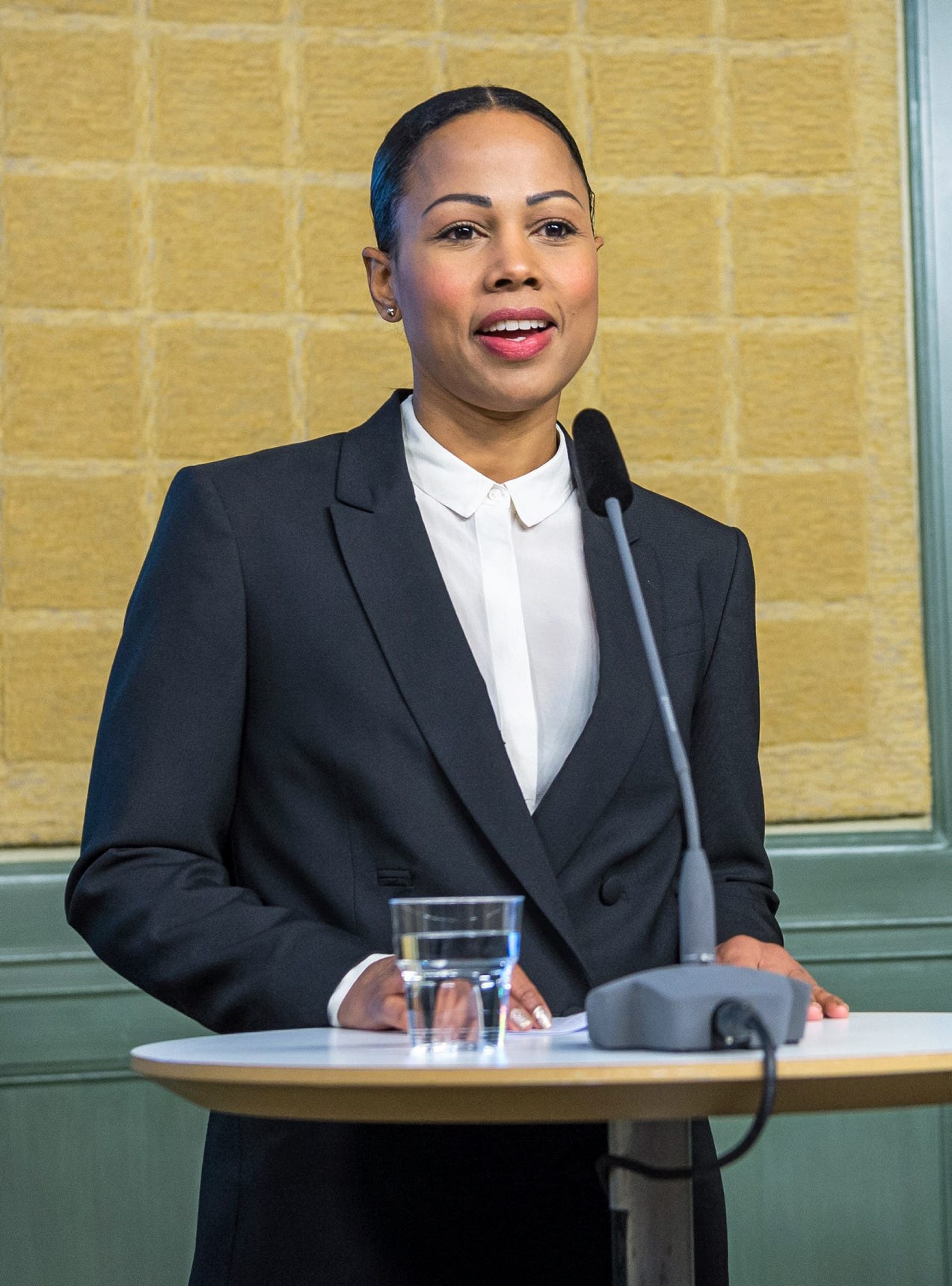 Kultur- och demokratiminister Alice Bah Kuhnke flyger i dag till Sydafrika, bland annat för att lära sig mer om den läsfrämjande organisationen Praesa, 2015 års Almapristagare.