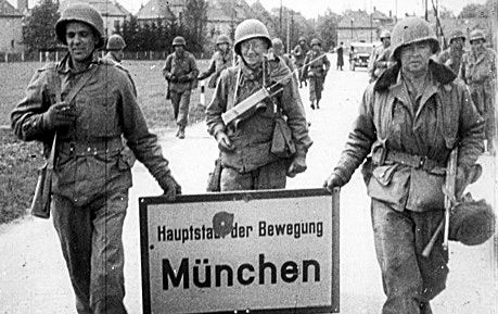 ”München – rörelsens huvudstad” – amerikanska soldater satte kulhål i den berömda vägskylten 1945.