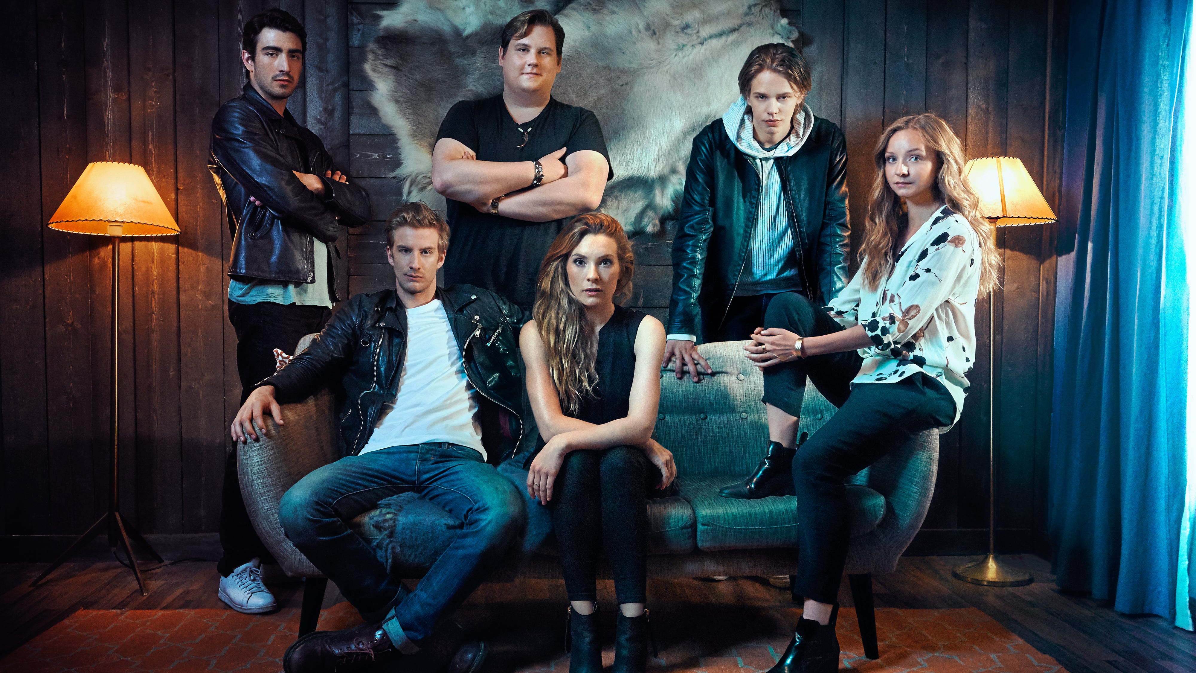 De spelar kompisgänget i ”Svartsjön”. Stående: Philip Oros, Victor von Schirac, Valter Skarsgård. Sittande: Filip Berg, Aliette Opheim, Anna Åström.