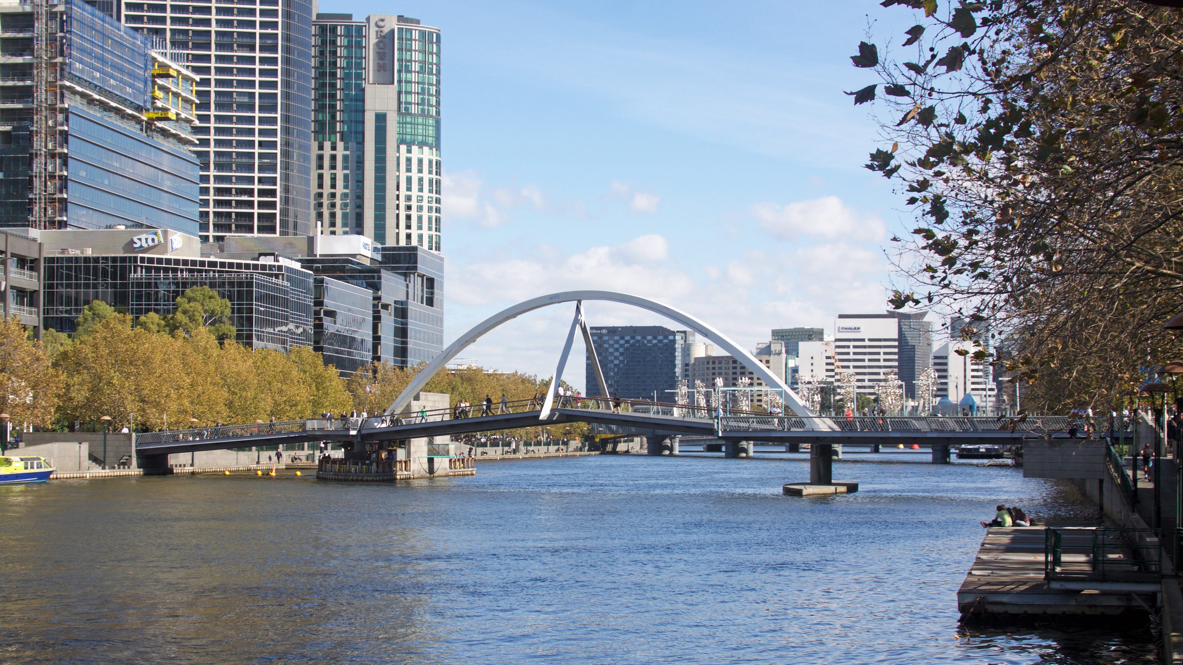 Gångbron över Yarra som binder samman den norra flodbanken med den södra kallas i folkmun Rainbow bridge.