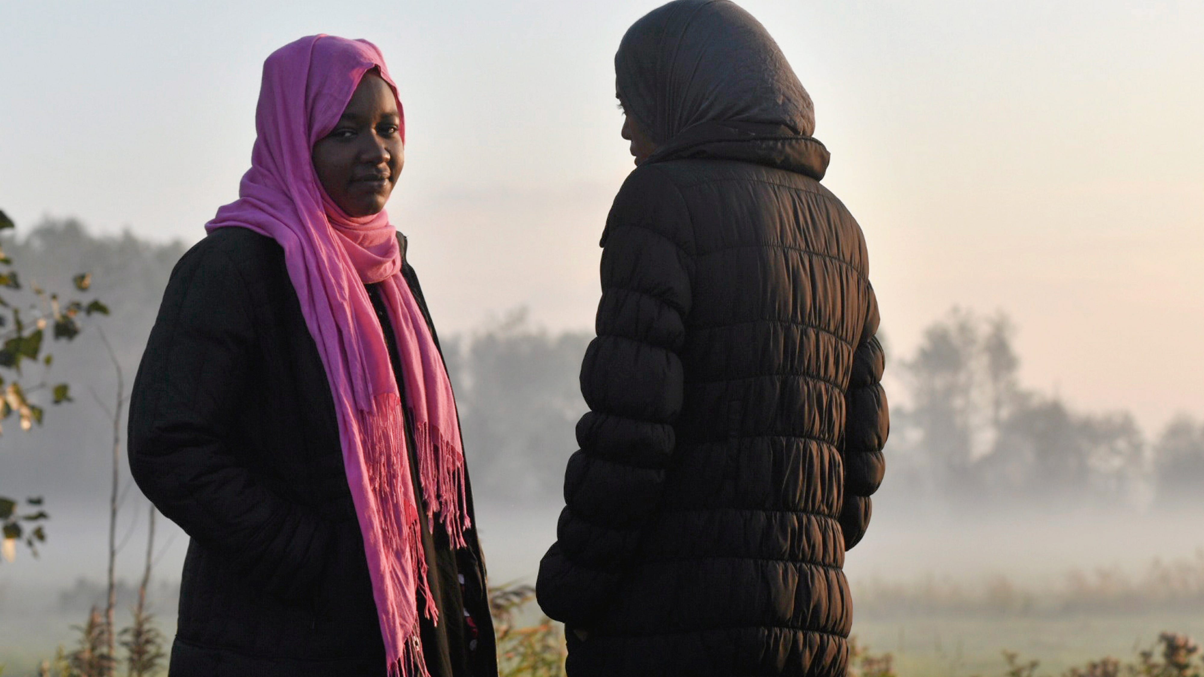Noura, 17, och Fatima, 16, kom hit i början oktober efter en lång och dramatisk resa från Sudan. De har nu fått sovplats på ett härbärge i utkanten av ”Djungeln”. Vännerna vill båda åka vidare till Storbritannien.
