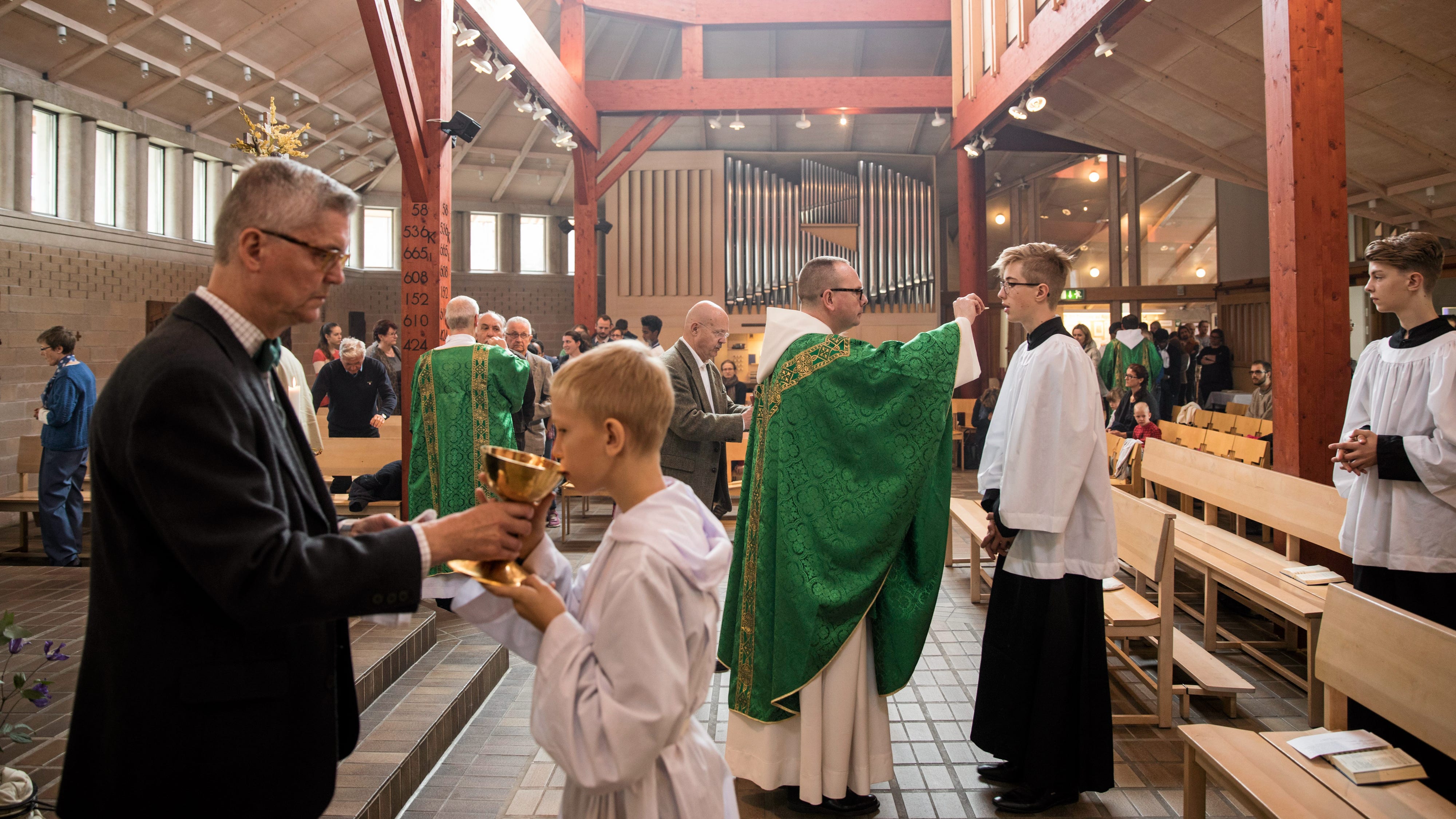 Kyrkoherde Johan Lindén delar ut nattvarden. I S:t Thomas katolska församling i Lund firas det varje söndag mässa på fem språk: svenska, engelska, polska, spanska – och latin.