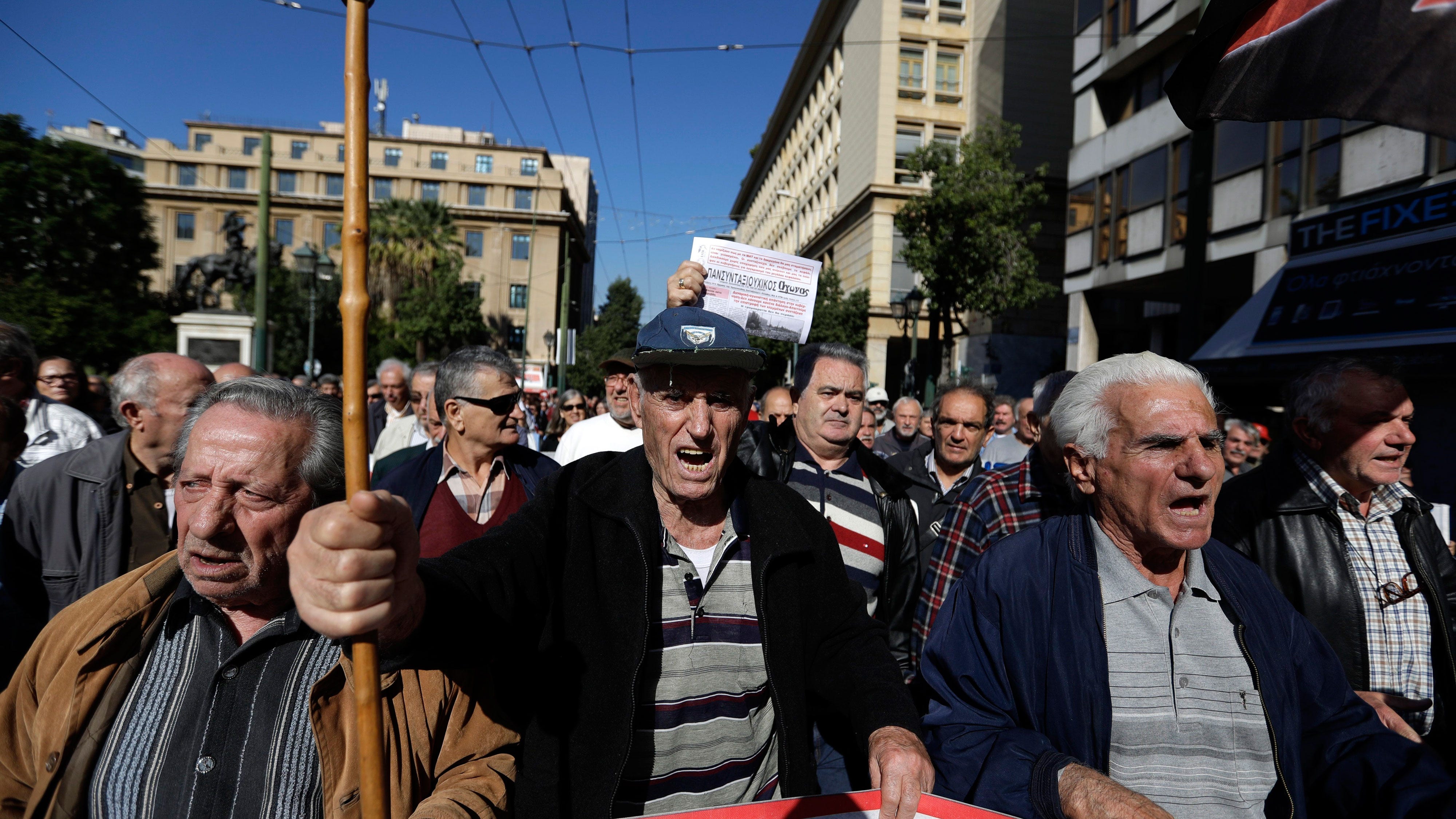 Protester har varit vanliga på senare tid i Aten. Ungefär 5.000 pensionärer demonstrerade mot regeringens nedskärningar tidigare i november. Men nu ser det ut att vända för Greklands ekonomi. Arkivbild.
