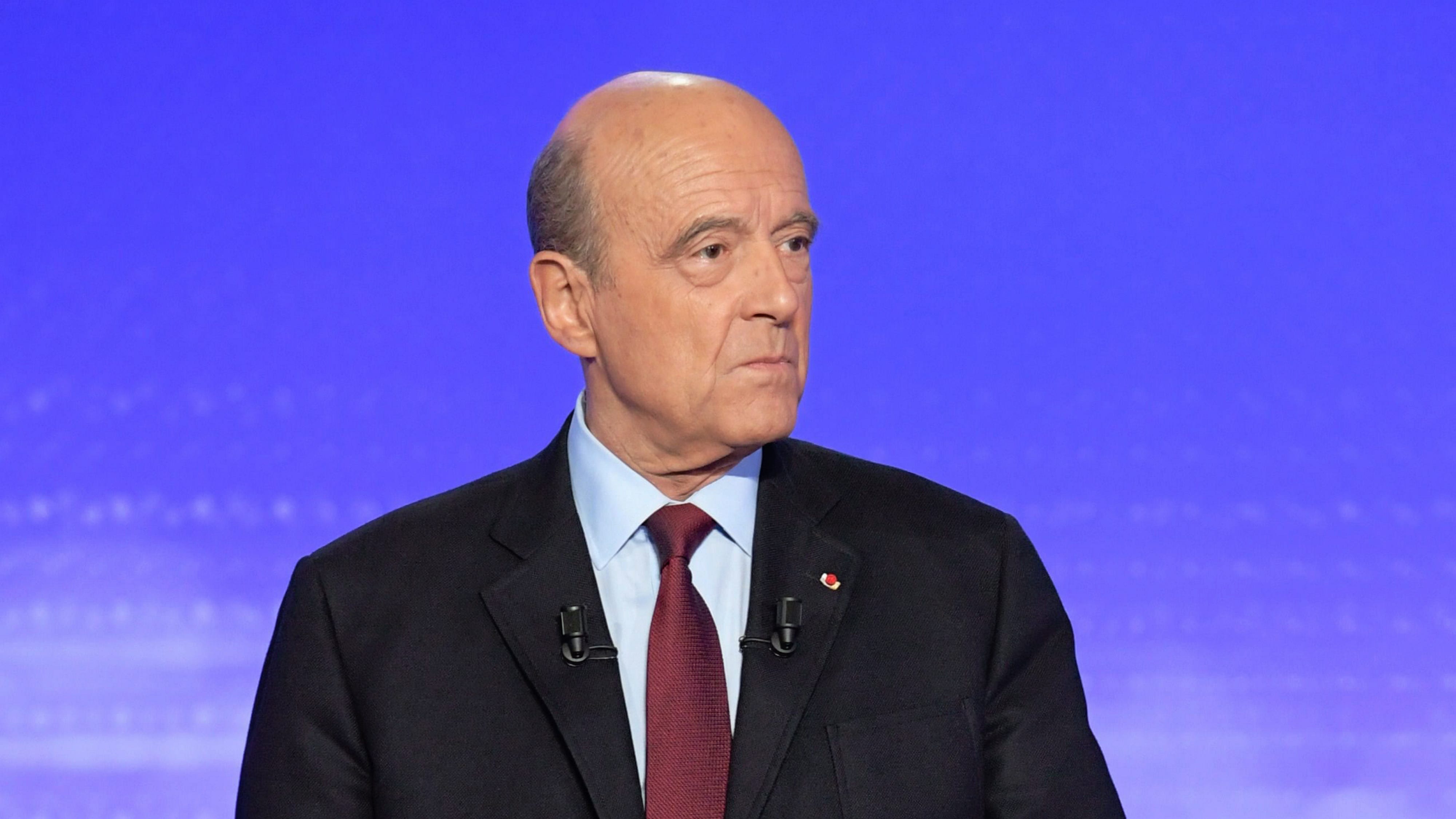 Alain Juppé, 71. Frankrikes premiärminister åren 1995–1997 och utrikesminister 2011–2012. I dag borgmästare i Bordeaux. Känd som frihandelsförespråkare och anhängare av en inkluderande, öppen fransk identitet, som han kallar ”lycklig identitet”. Framstår för sina anhängare som ”respektabel” och statsmannamässig, något som i fransk politik är viktigt.