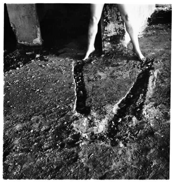 Från ”Angel Series”, Rom, Italien, 1977–1978. © The Estate of Francesca Woodman.