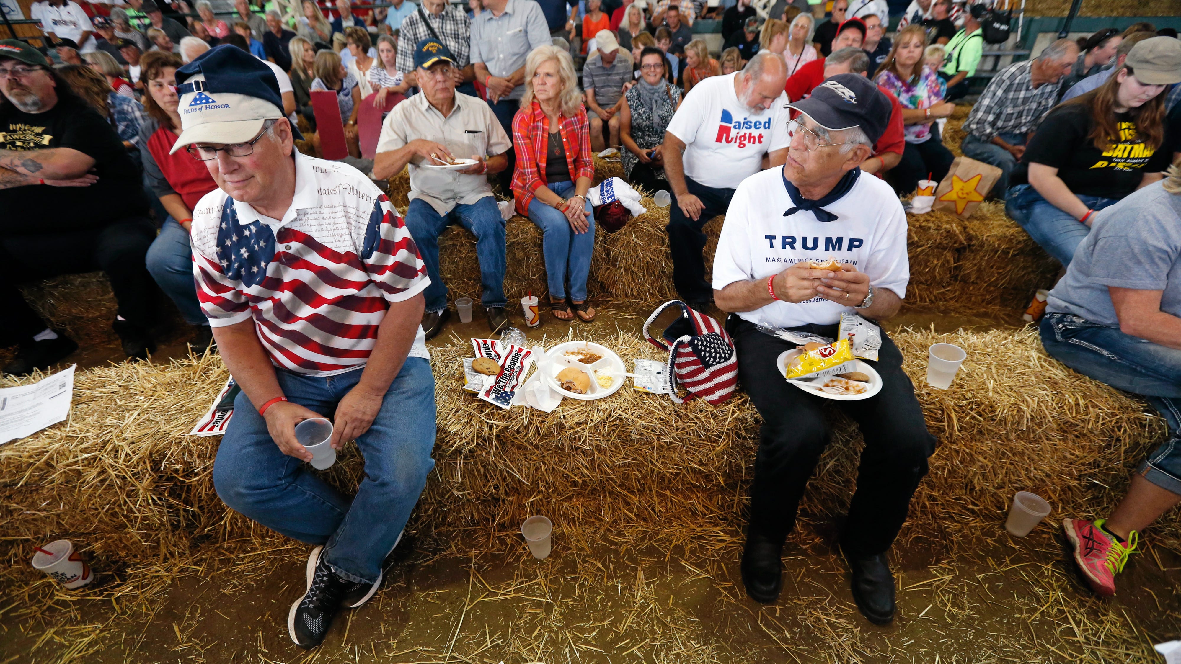 Trumpsupportrar inväntar sin kandidat under presidentvalkampanjen i Des Moines, Iowa.