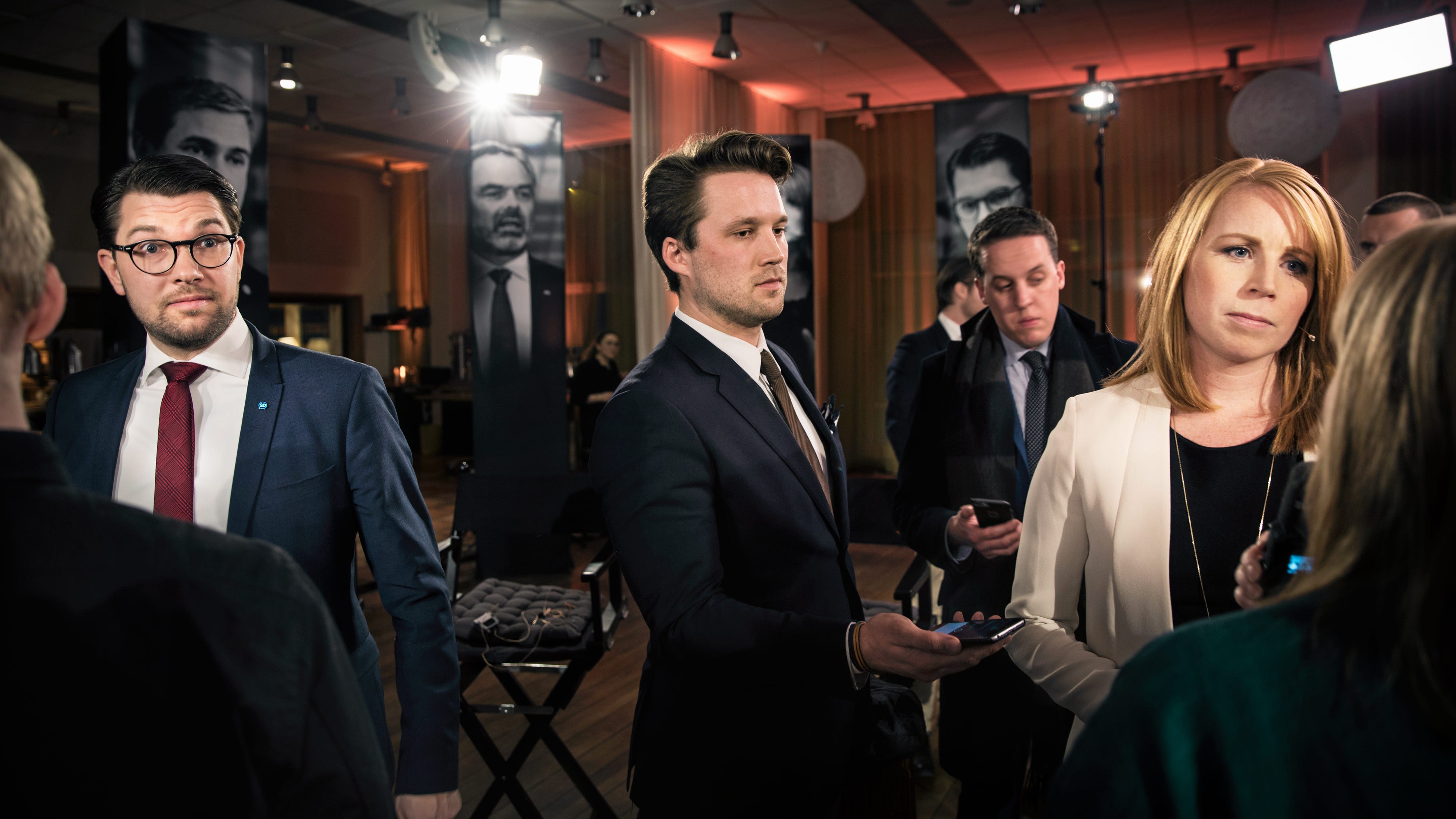 Direktsändningen av TV4-debatten är precis slut. Det bildas en kö av politiska reportrar som vill ha kommentarer av Jimmie Åkesson och Annie Lööf. Dagen efter när Annie Lööfs stab går igenom hur de lyckats med sina oneliners är de mer än nöjda.