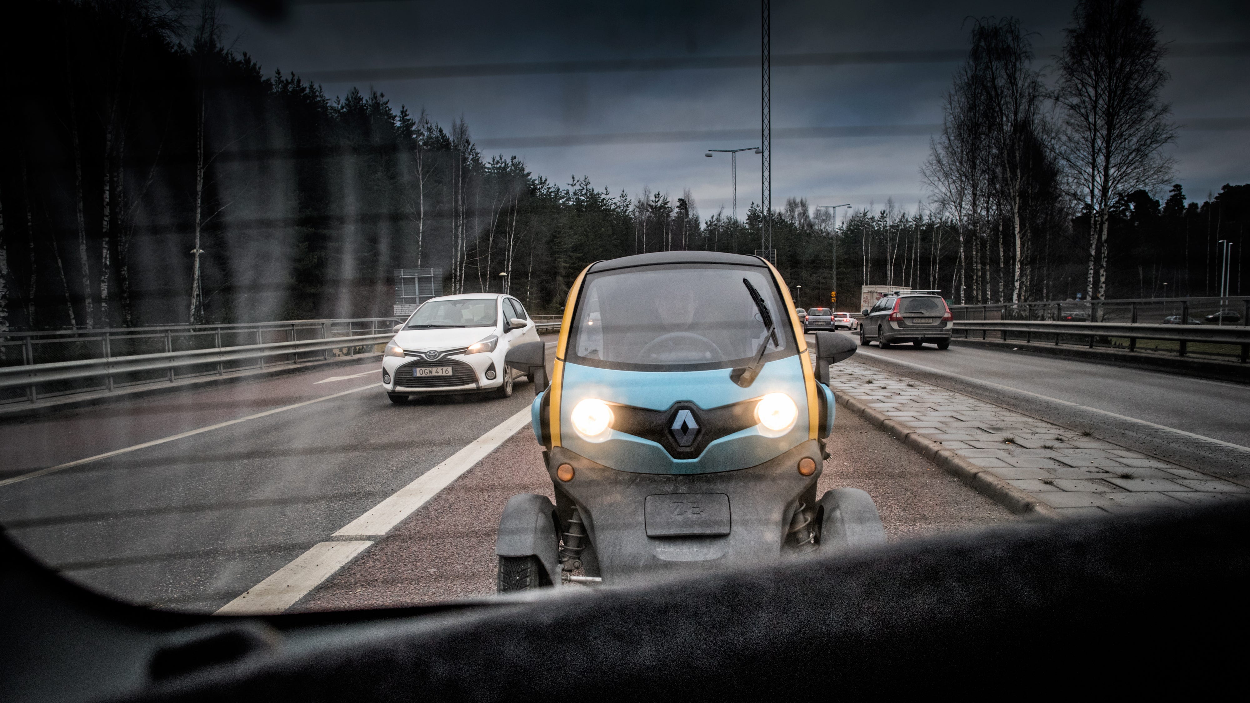 Minielbilsentusiasten Hamid Ghamari kör sin Renault Twizy till jobbet.