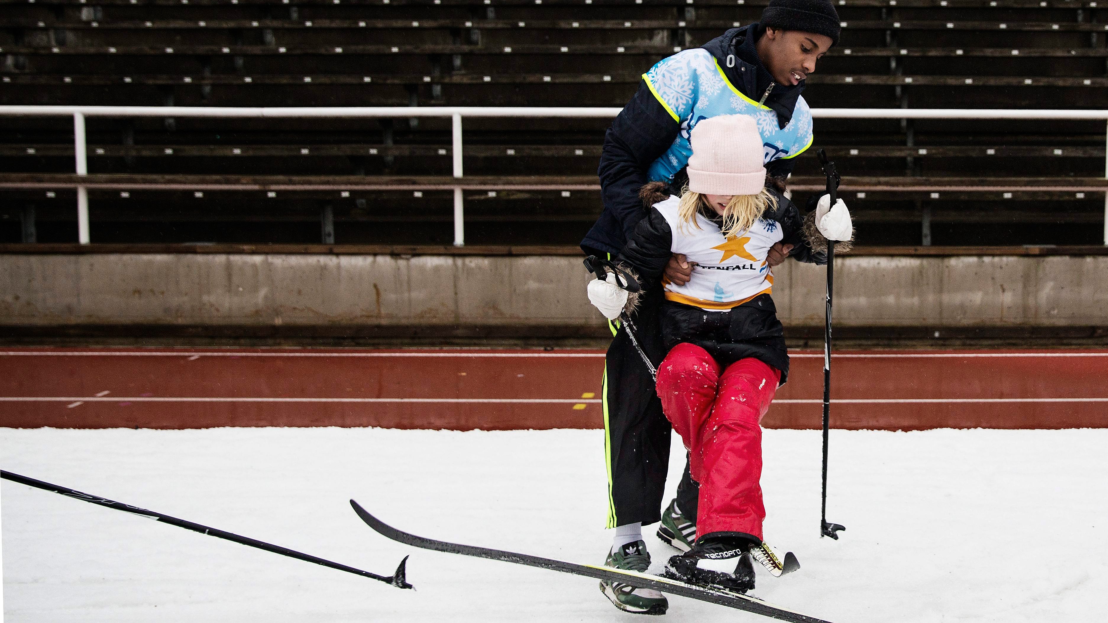 Ines Begner får hjälp av ledaren Mohammed Abdullah. Mohammed hade tidigare testat slalom, men bröt då benet så det här med längdskidor känns bättre och roligare.