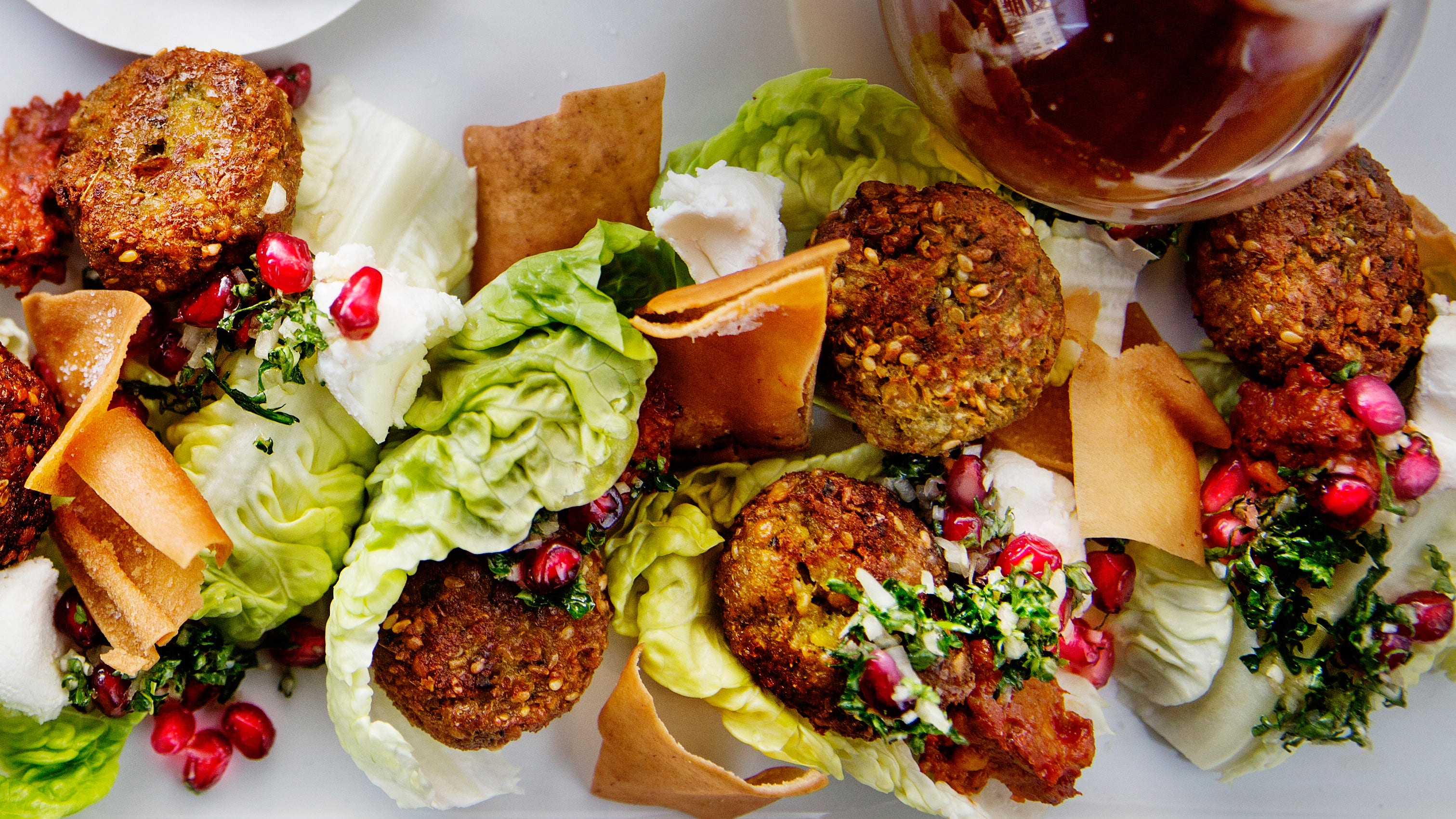 Sallad med falafel, labneh och muhammara DN.se