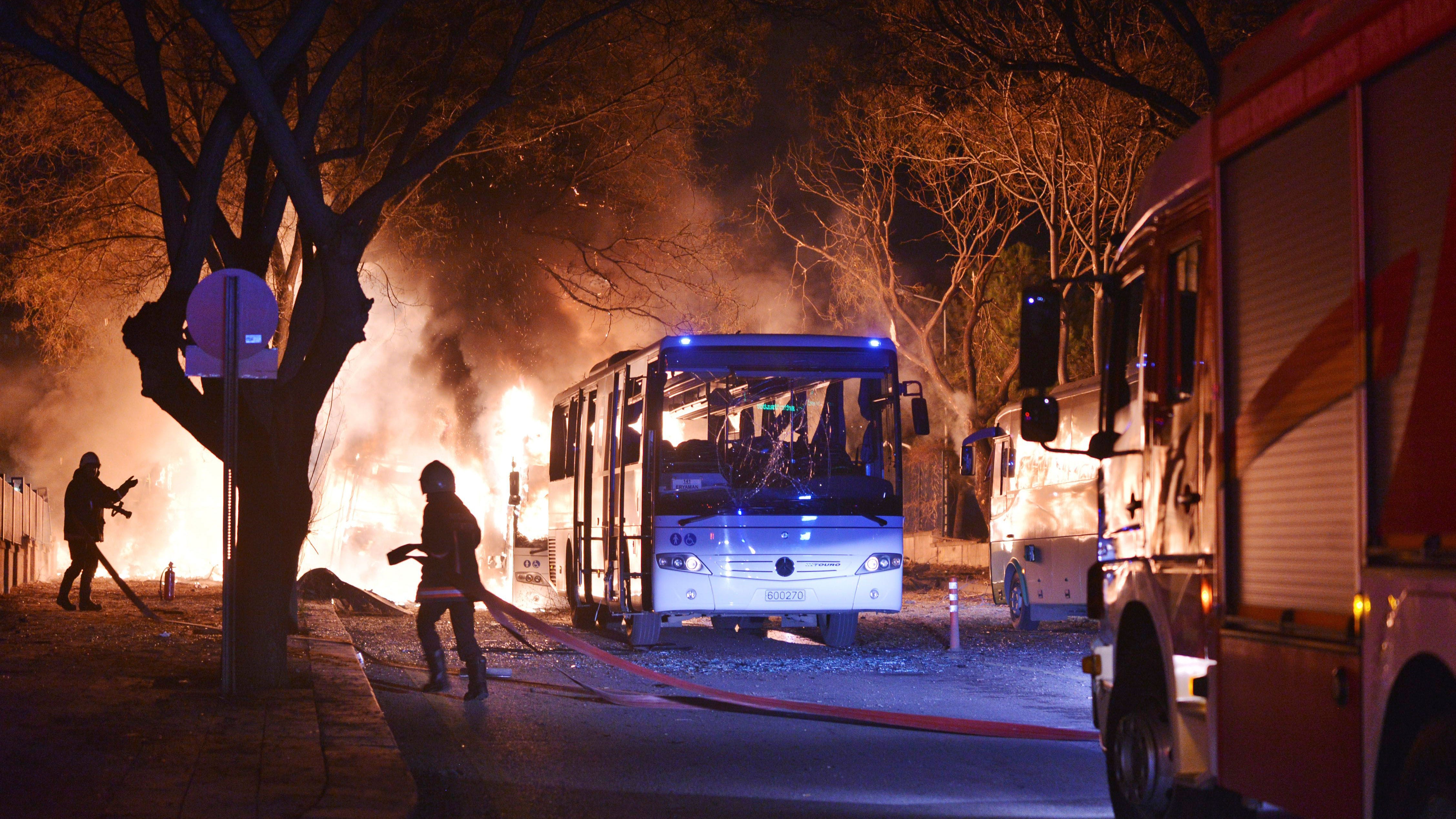 28 personer dödades när flera bussar med militär personal sprängdes på onsdagen vid ett attentat i Turkiets huvudstad Ankara.