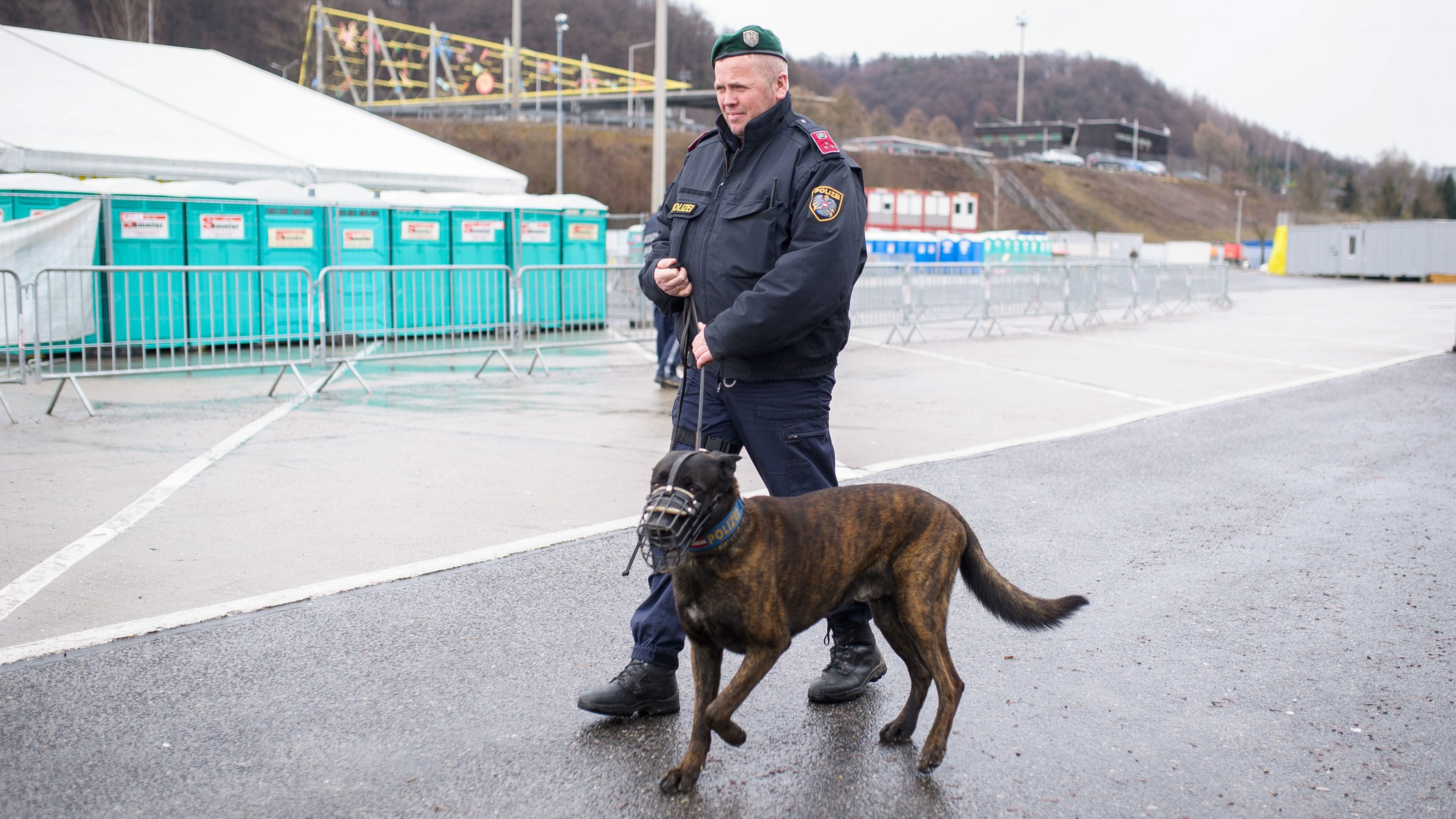 Österrikiskt polis patrullerar området.