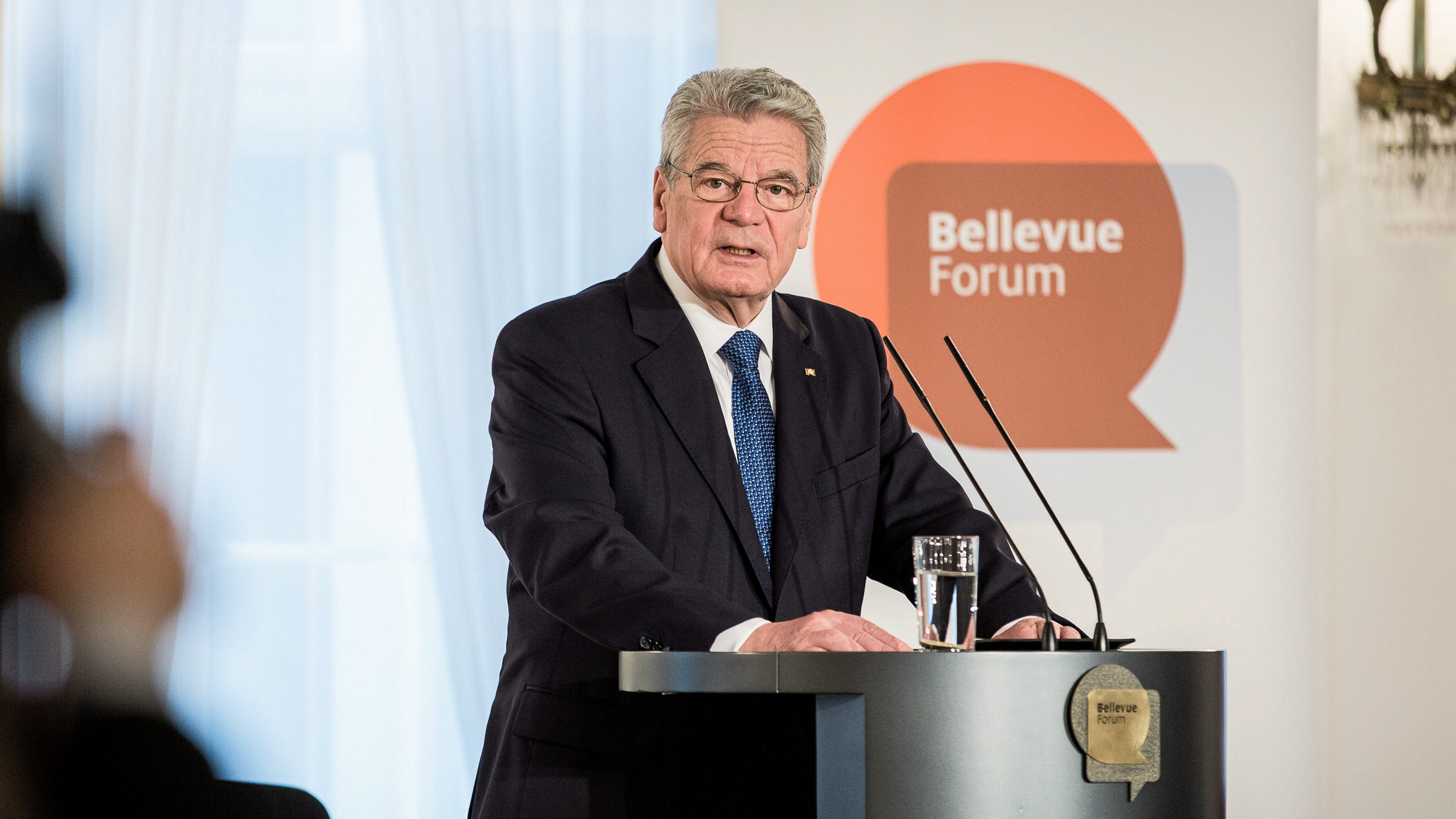 Joachim Gauck varnade för att europeiska och regionala lösningar kan komplettera varandra.