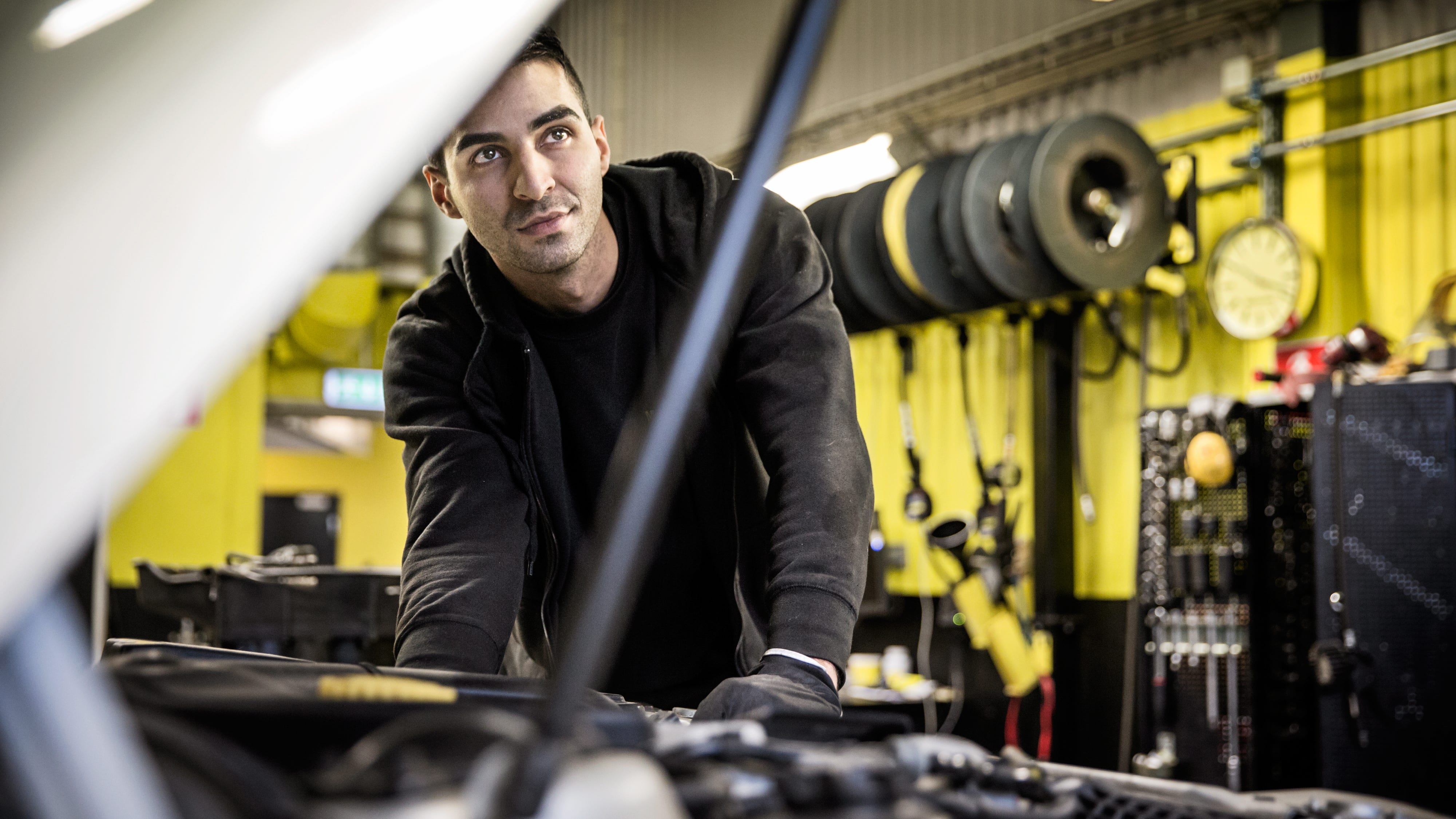 Motorbranschen är fortsatt het. Mekanikern Linus Merabi kom till Sverige för fyra år sedan och fick jobb direkt efter sin yh-utbildning.