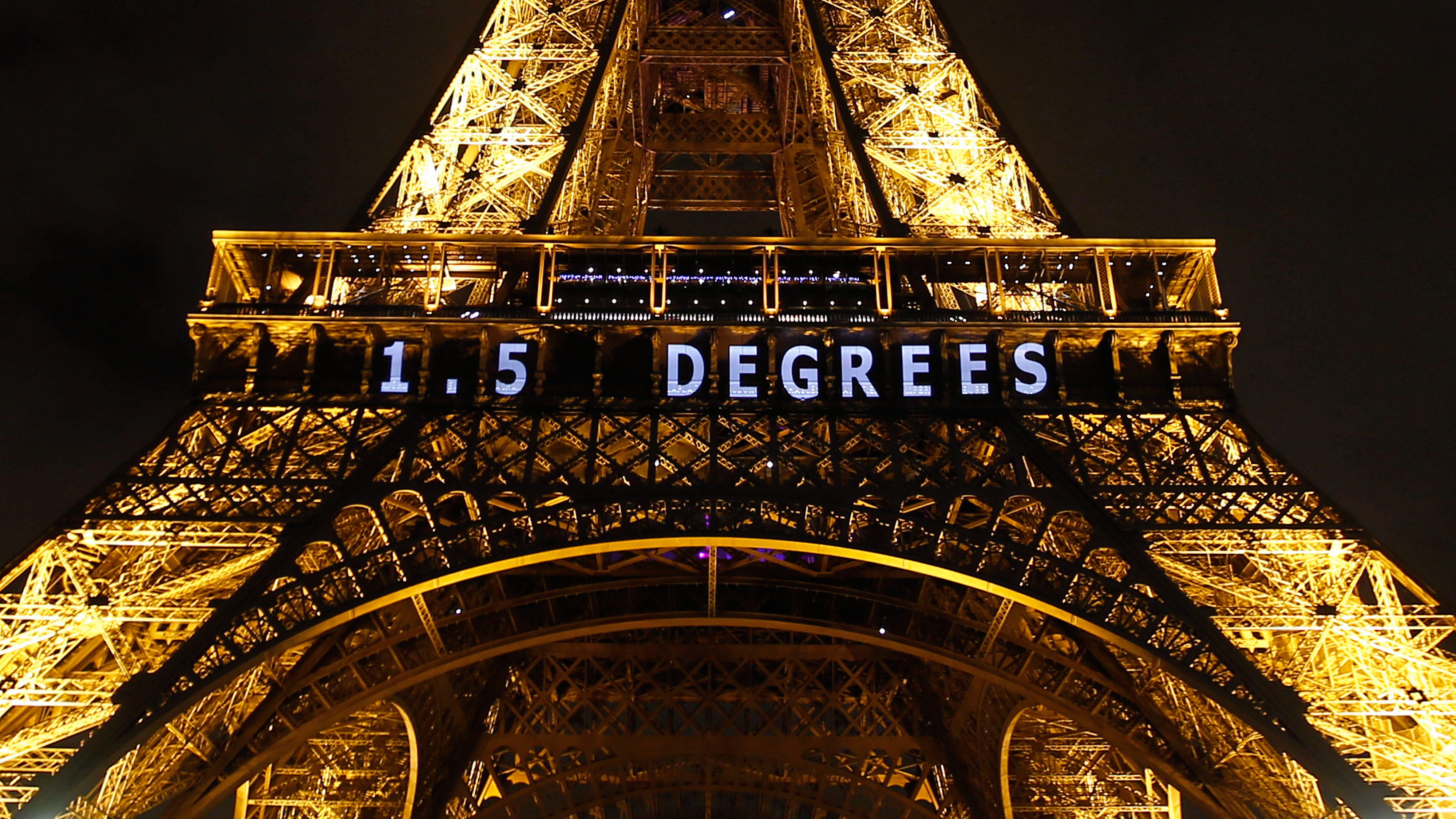 På FN-toppmötet i Paris skärptes målet för klimatpolitiken till att världen ska hålla temperaturhöjningen väl under 2 grader, med en strävan att begränsa uppvärmningen till 1,5 grader, skriver artikelförfattarna.