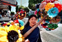 Laordes Lopez säljer pappersblommor som hon gjort själv.