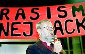 Kyrkans politiskt och socialt medvetne ärkebiskop får allt oftare axla socialdemokratins fallna moraliska mantel. Ändå står kyrkorna tomma och ungdomar strömmar hellre till Globen för att lyssna till Dalai lama.