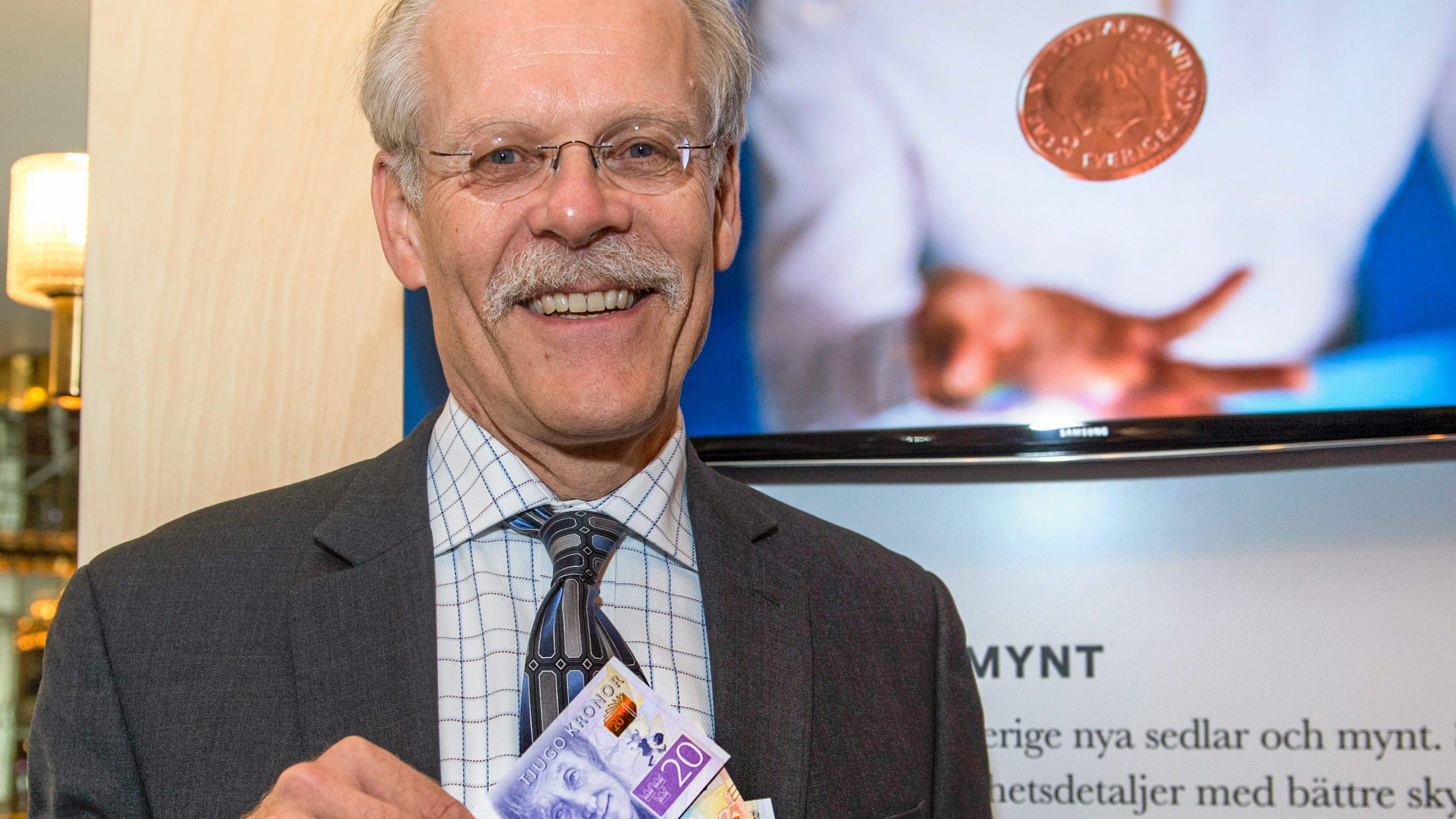 Alla klarar inte av att använda elektroniska betaltjänster och ibland är elektroniska betaltjänster inte tillgängliga på en viss plats eller tidpunkt, skriver Stefan Ingves. Bilden från premiärvisningen av de nya svenska sedlarna.