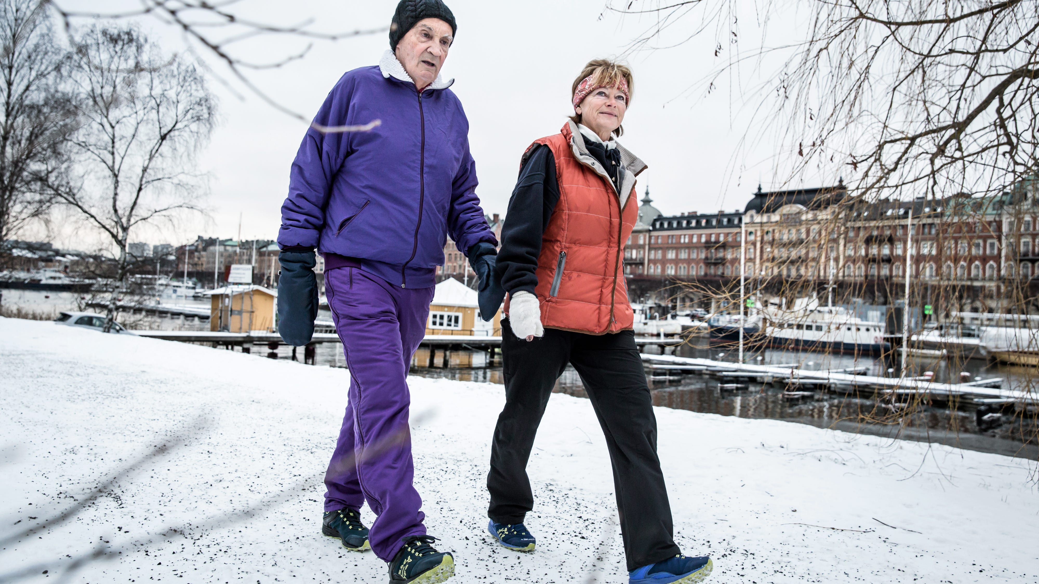 Ulf Adelsohn och Lena Adelsohn Liljeroth tar sin morgonpromenad på Djurgården.