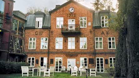 Nya delen är ihopbyggd med den rödbruna regelvillan från 1912.