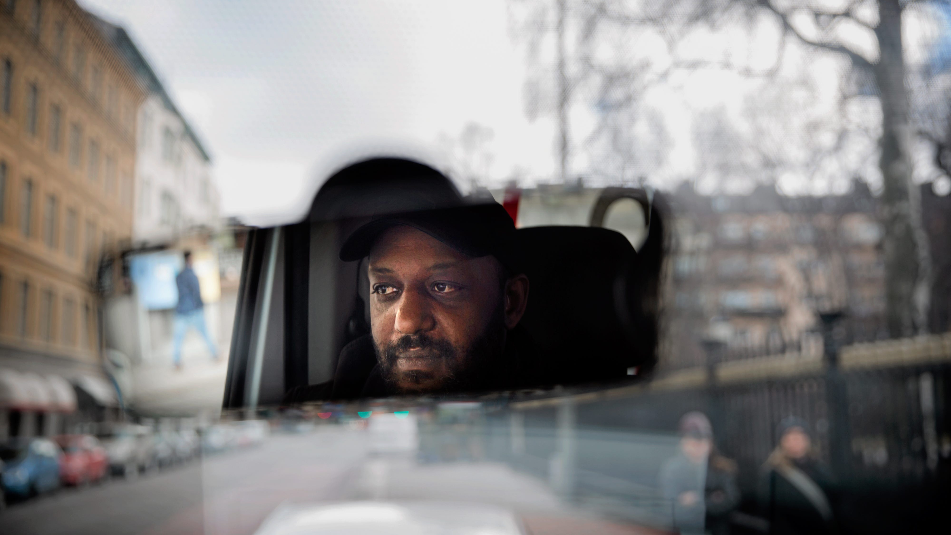 Allonias Sebhat kämpar för att taxichaufförer ska få kollektivavtal och rimliga arbetsvillkor. I dag kör han färdtjänst för Sirius, ett av få transportbolag som betalar månadslön.