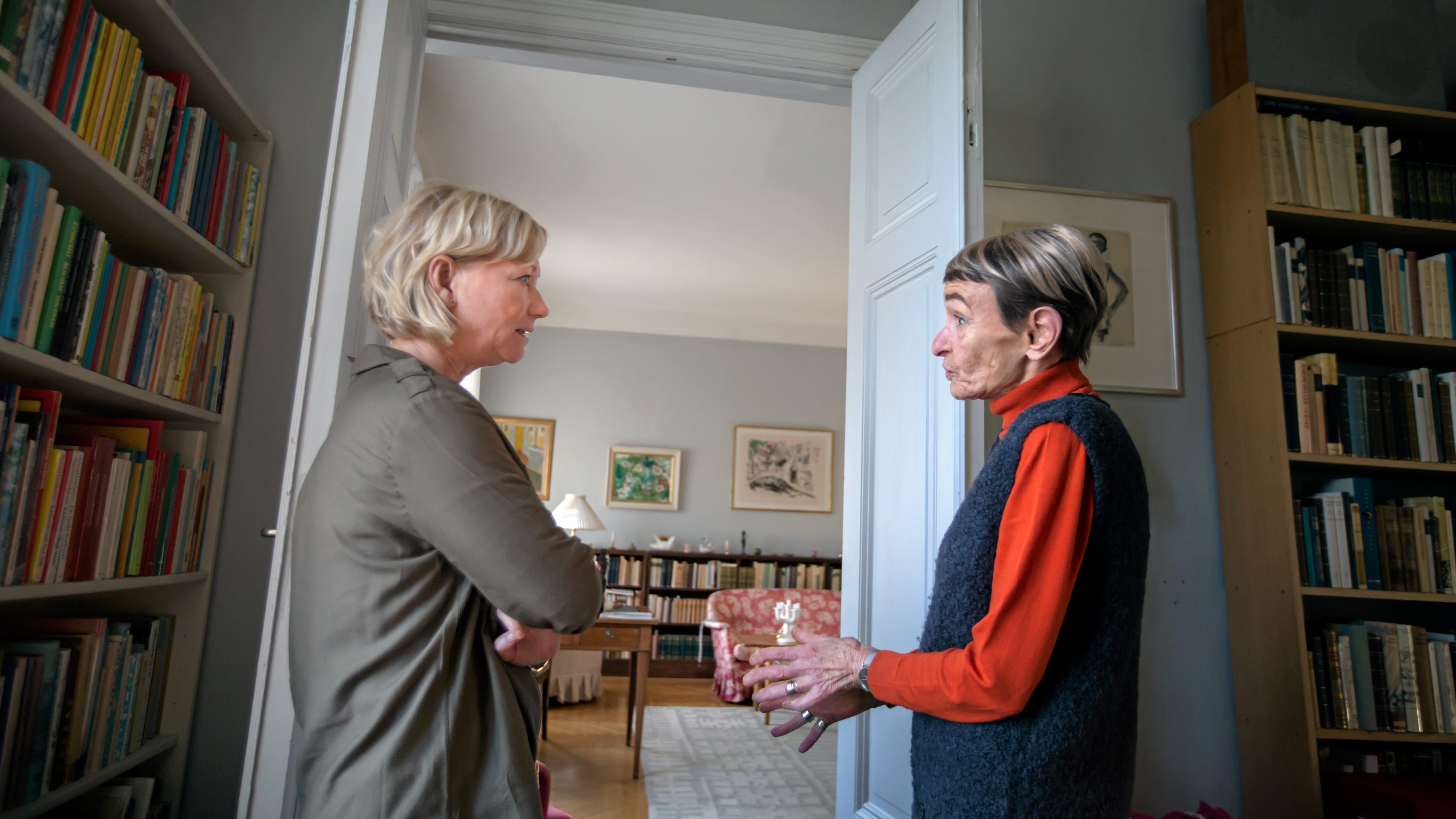 Annika Lindgren, barnbarn till Astrid Lindgren, och Gunilla Bergström möts i Astrid Lindgrens lägenhet för att tala om projektet med välkommenböcker till flyktingbarn.