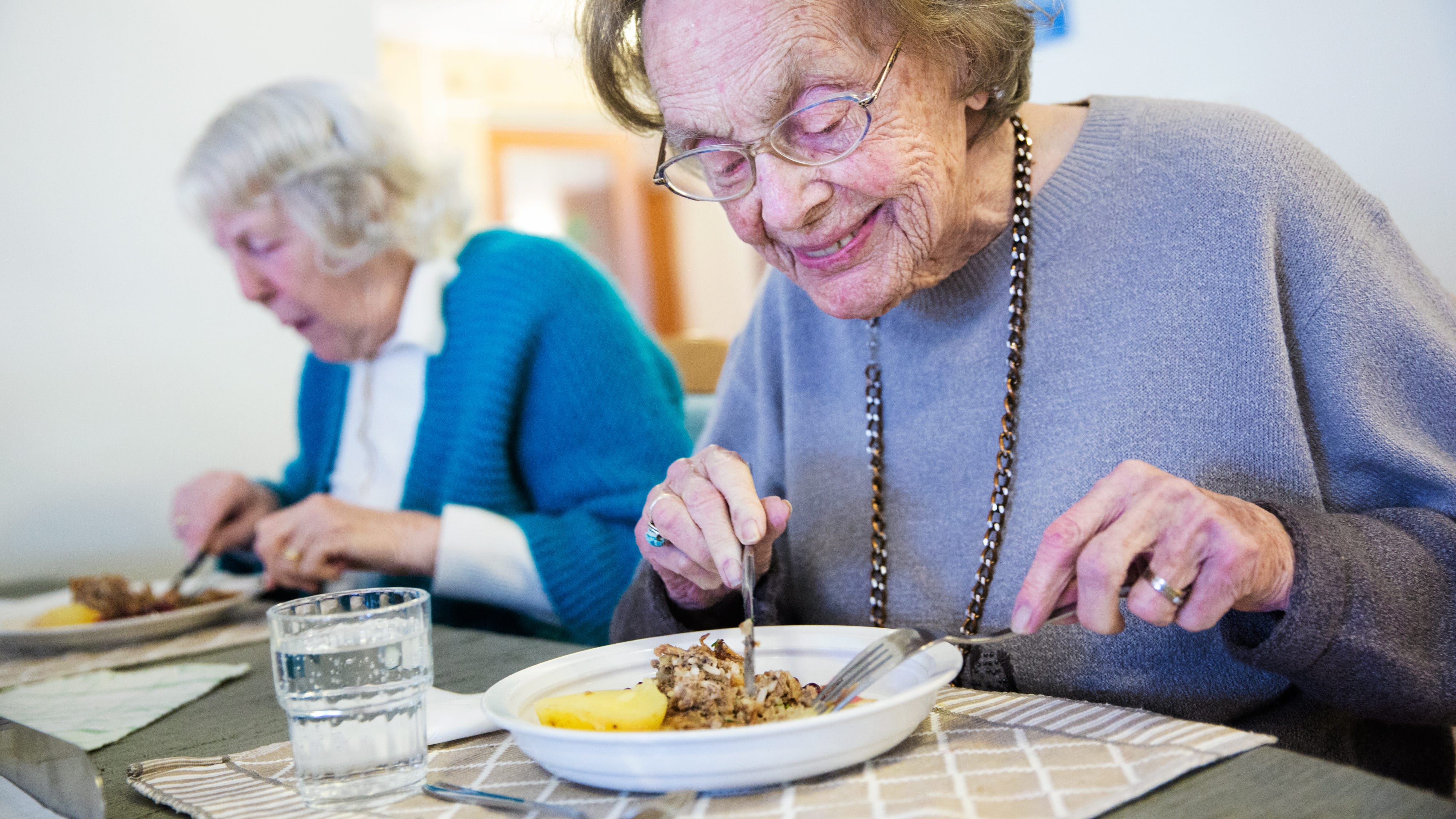 Barbro Keussen, 97 och Ingrid Sundblad, snart 101, lät sig väl smaka.