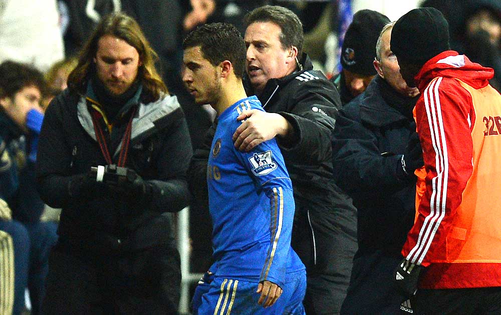 Eden Hazard lämnar planen i Swansea.