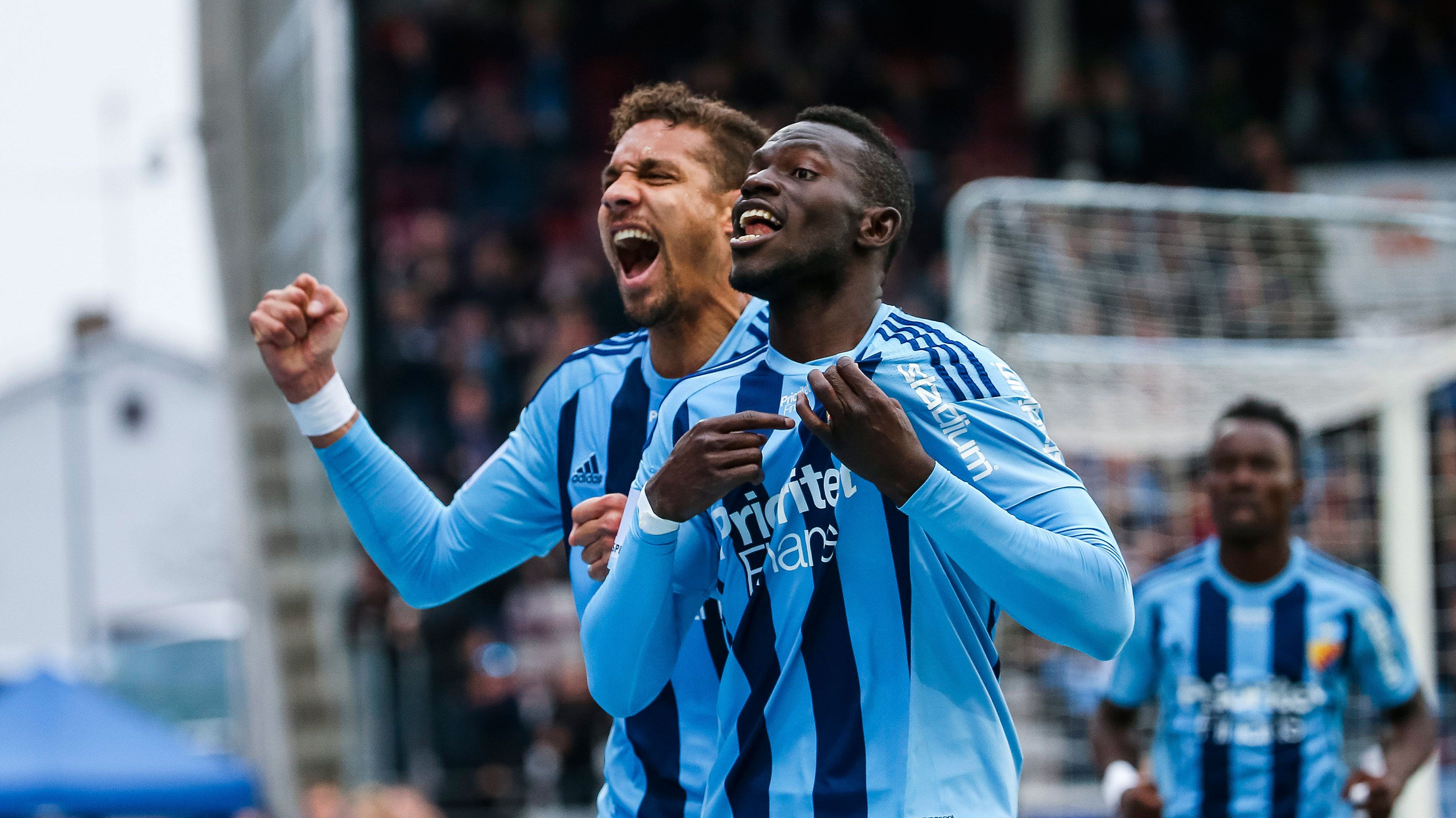 Djurgårdens Mathias Ranégie och Omar Colley firar efter Colleys 2–0-mål.
