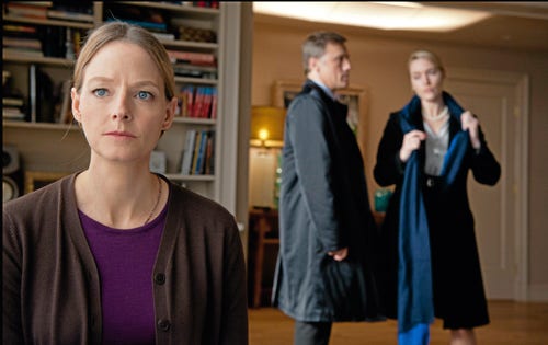 Jodie Foster som Penelope, mamman som tror på människorna och världen. Kate Winslet (Nancy) och John Christoph Waltz (Alan) spelar paret på besök.