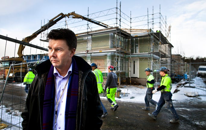 Skanskas Sverigechef Jonas Granström tycker att det är logiskt att det byggs färre bostäder när det talas om sämre konjunkturer.
