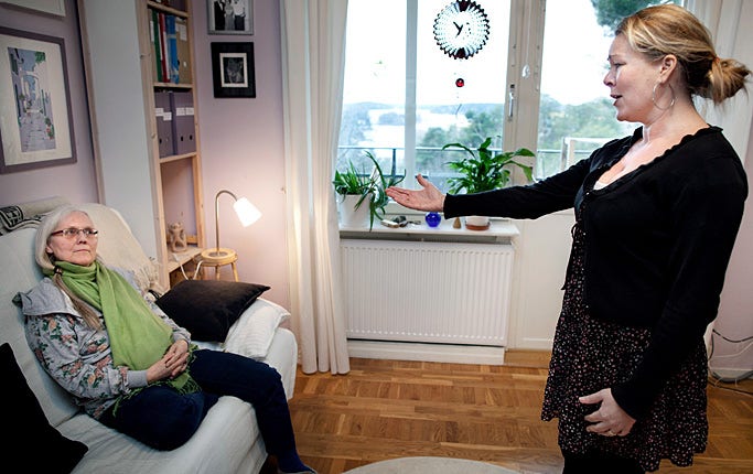 Operasångerskan Henriette Indahl-Backman sjunger arian ”Musettes vals” för Ia Röhl i hennes hem i Gröndal.