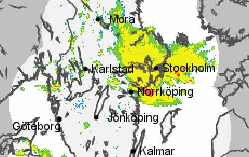 Regnvädret som det såg ut på SMHI:s radarbild klockan 11.00. Ju rödare, desto mer intensiv nederbörd. Svarta plustecken symboliserar blixturladdningar.