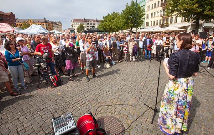 Demokratiminister Birgitta Ohlsson (FP) var med och tågade på lördagen.