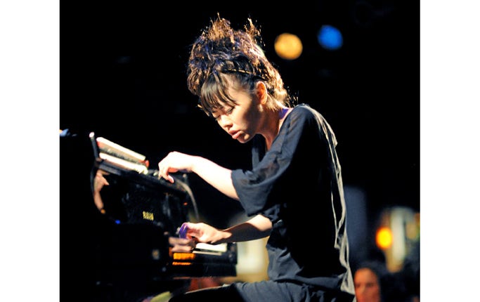 Den japanska pianisten och kompositören Hiromis solokonsert är bisarrt virtuos, tycker DN:s Johannes Cornell.