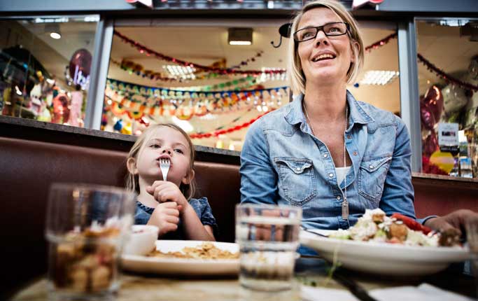 Camilla Godén, 38 år, kundprojektledare med dottern Tove, 5 år, tycker att det är skönt med större ytor och mindre stress än inne i stan. "Dessutom är det smidigt att ha allt på ett ställe. Men det finns en viss överetablering av köpcentrum”.