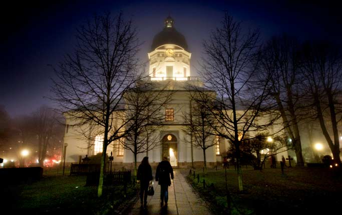 Rektor har ansvaret för innehållet även när skolan har en samling i kyrkan, skriver debattörerna.