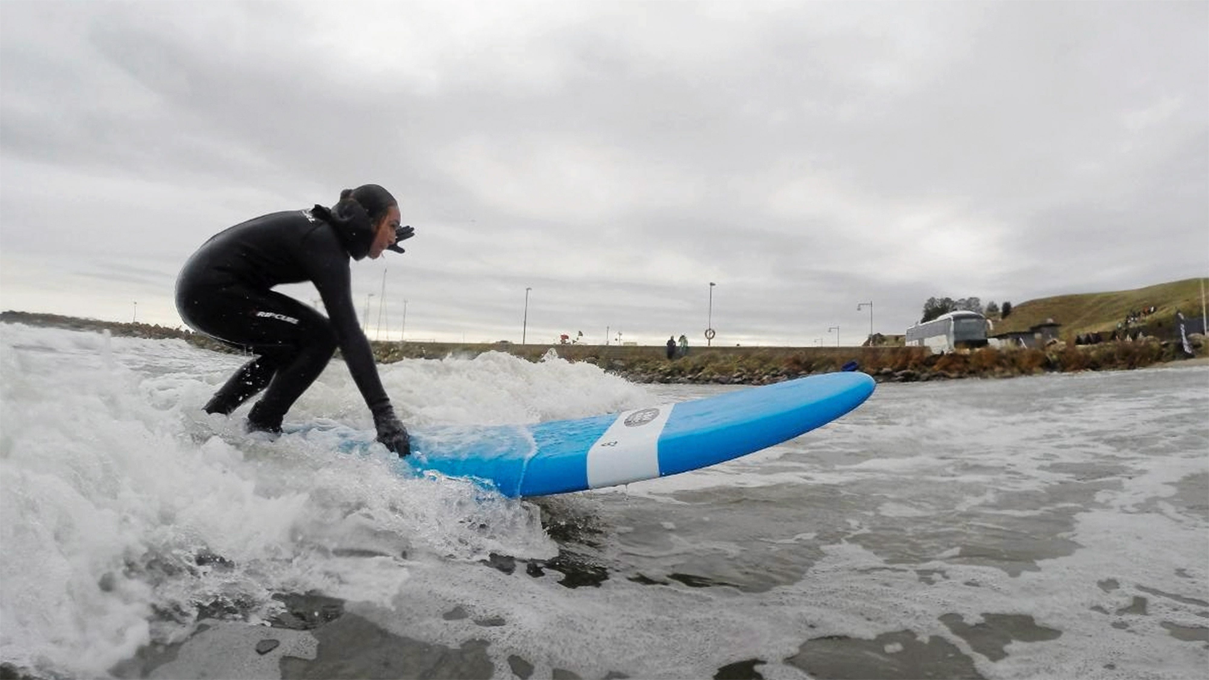 Surf i Skåne. Jag klarade det! Jennie von Rennenkampff på brädan.