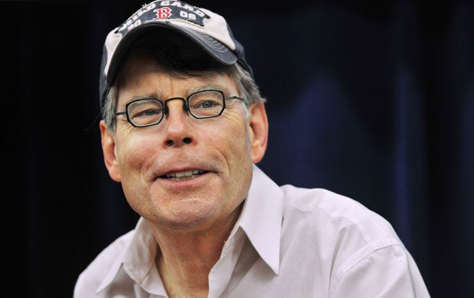 Stephen King har valt bort de kittlande konspirations­teorierna. Uppgiften blir i stället att stoppa ”den ensamma galningen” Lee Harvey Oswald.