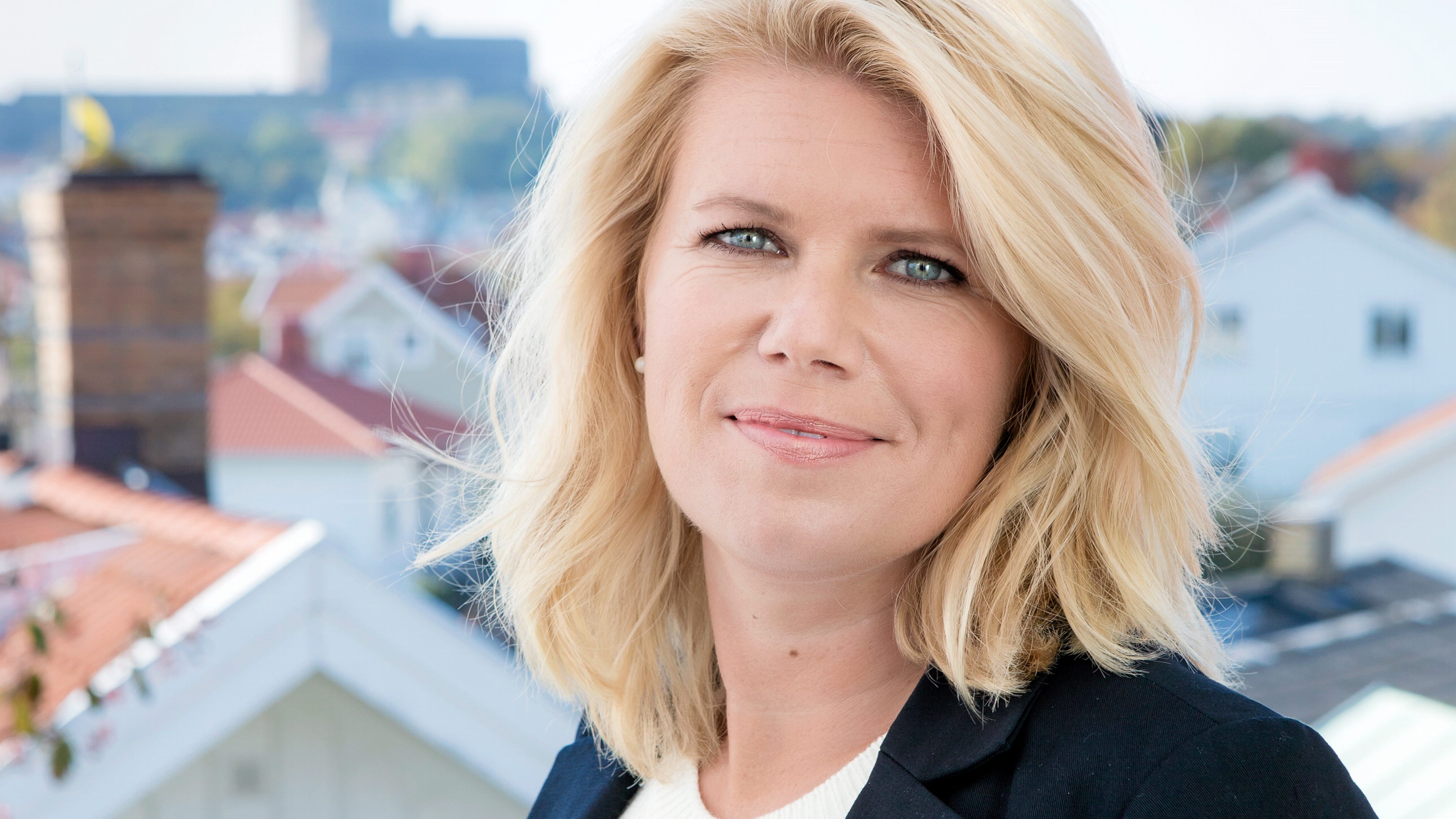 Ann Rosman bygger upp en suggestiv stämning kring Orkneyöarnas hemligheter.