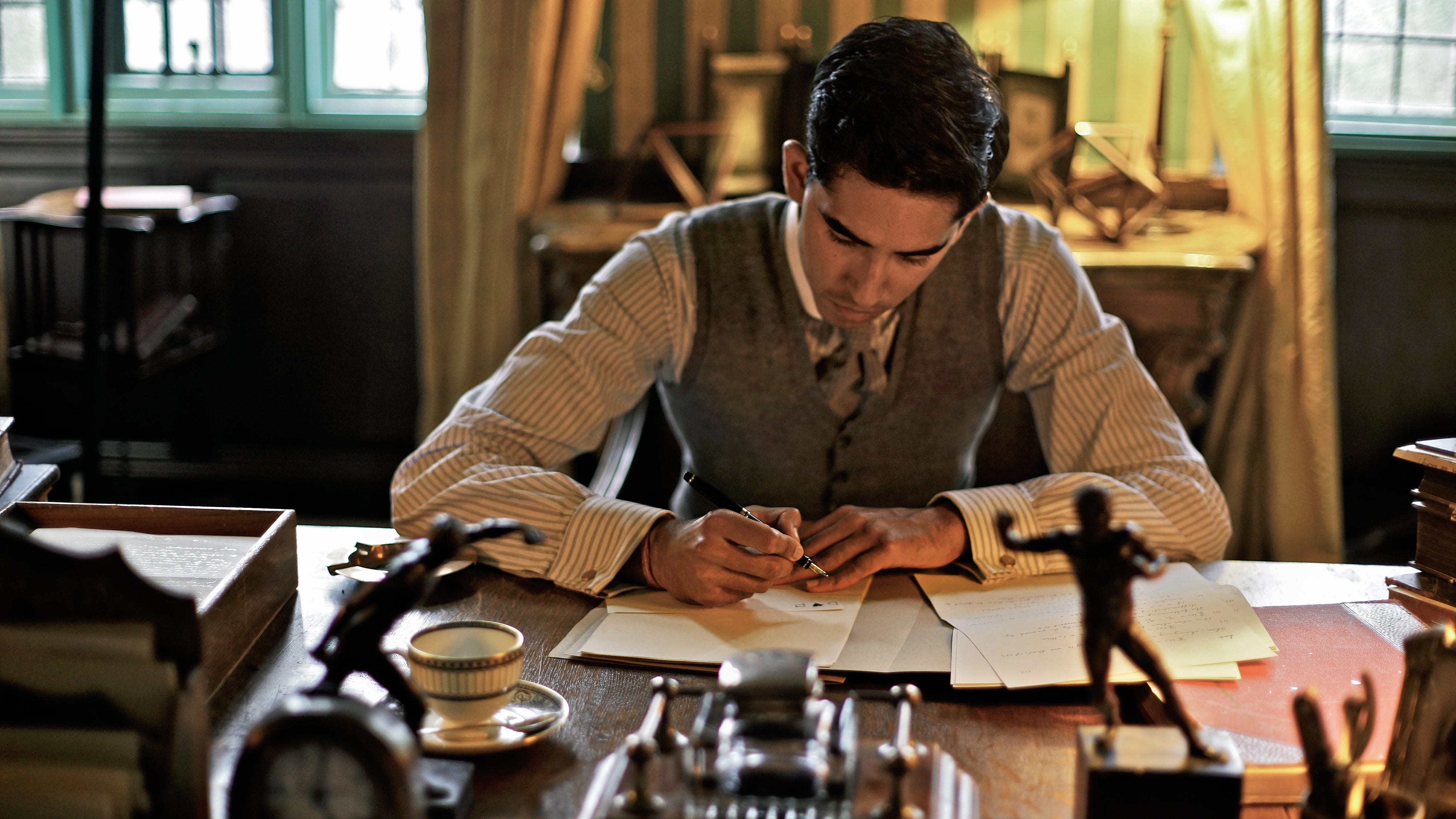 Skådespelaren Dev Patel gestaltar Srinivasa Ramanujan i filmen ”The man who knew infinity”.