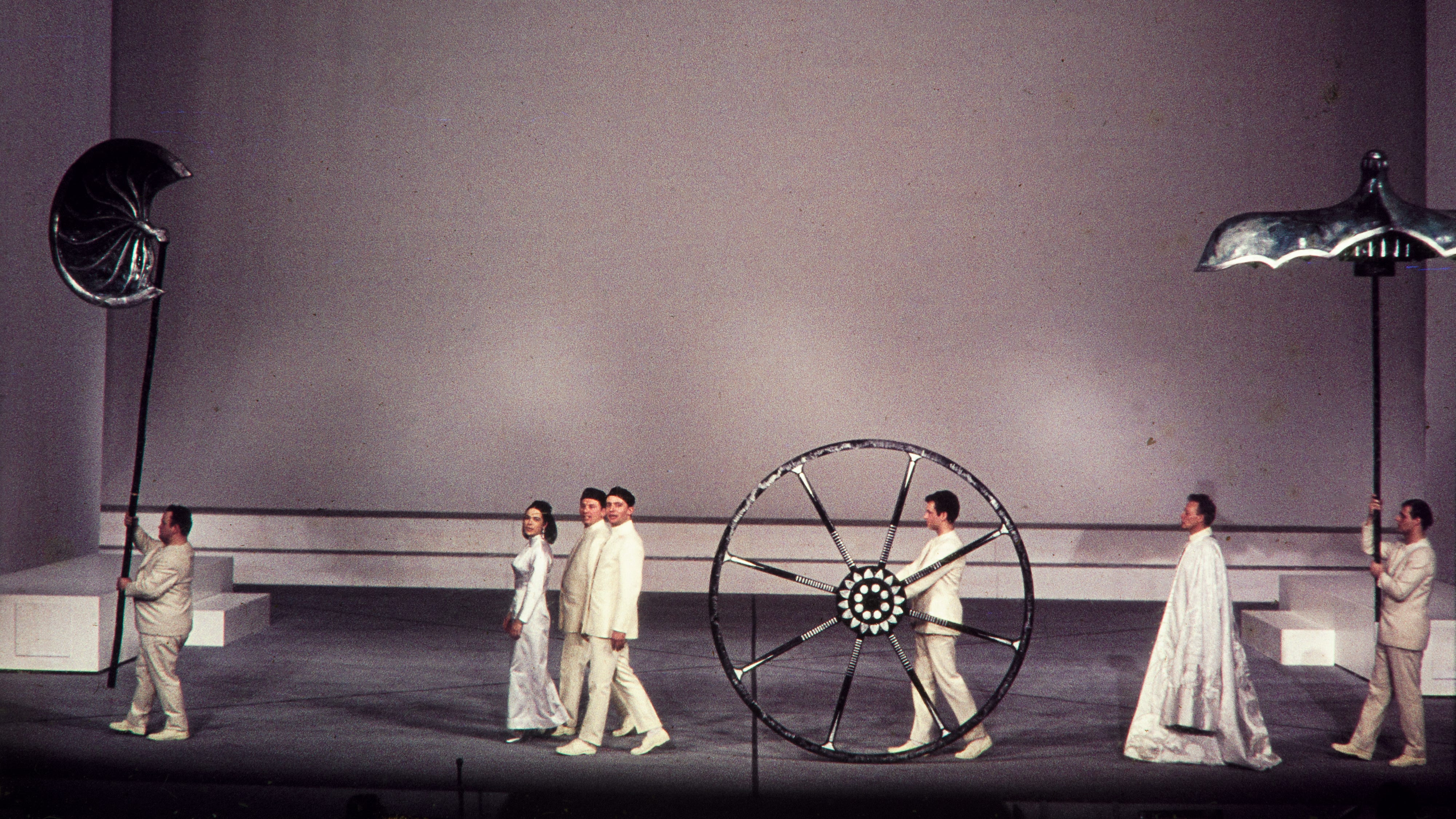 Scenbild från Peter Weiss och Gunilla Palmstierna Weiss banbrytande pjäs ”Vietnamdiskurs”. Ola Hansson