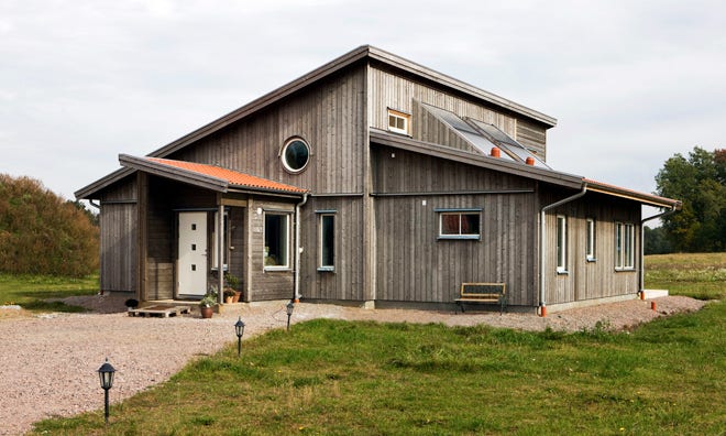 På femte plats i energihusligan. Värsåsvillan serietillverkar passivhus, med extratjocka väggar och välisolerade fönster. Huset på bilden är uppfört i Lidköping.