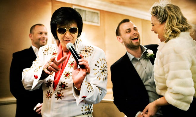 Torkel Tyllström och Maria Printz Tyllström har bara ögon för varandra och när Elvis sjunger ”Love me tender” släpper nervositeten. Utanför väntar en lång, vit limousin och en kö av andra brudpar.