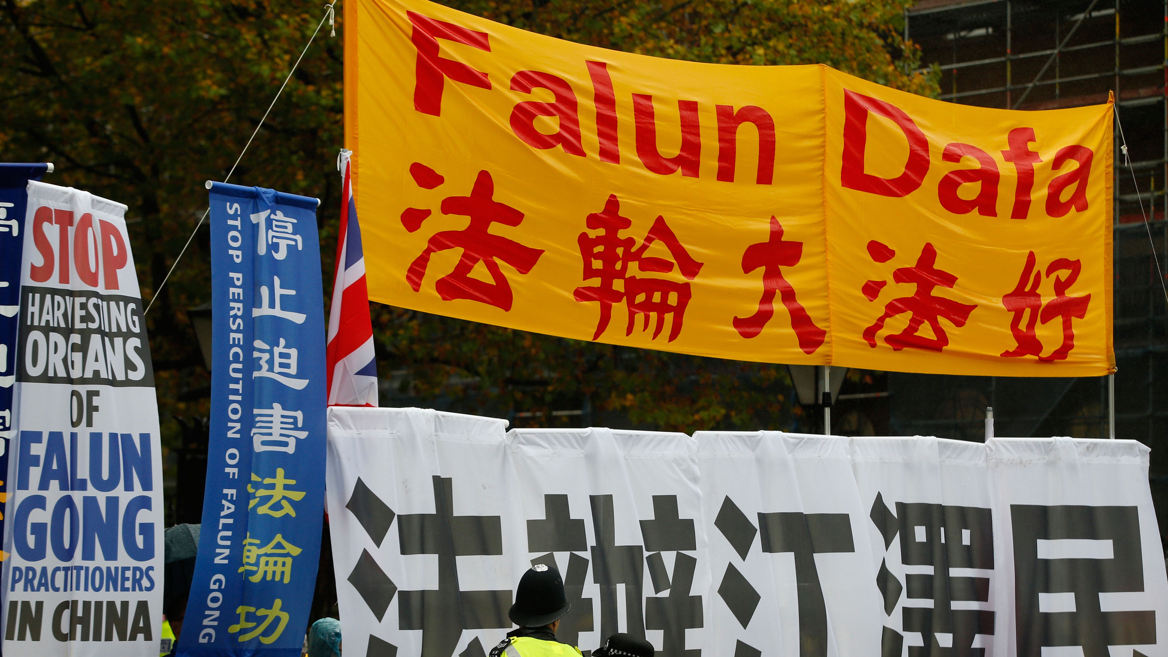 Falungong-utövare protesterar utanför Downing Street 2015.