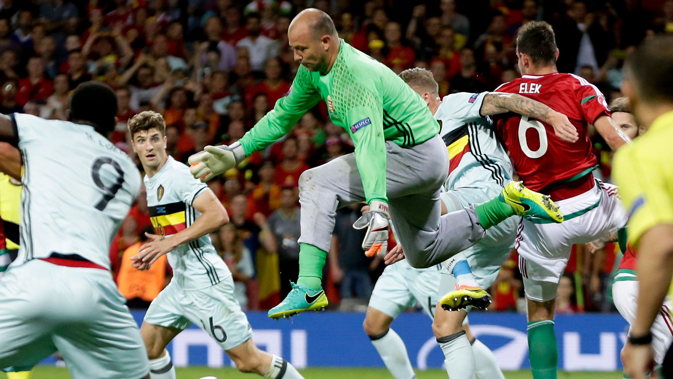 Gabor Kiraly – i sina karaktäristiska grå mjukisbyxor – i EM-matchen mot Belgien i somras.