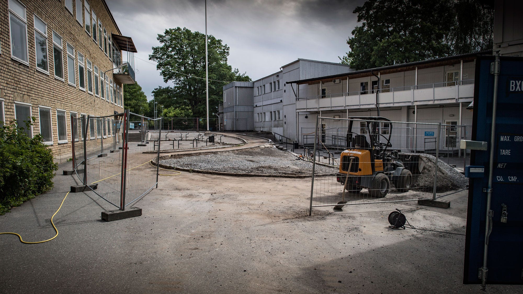 Älvsjö har på 2000-talet fått många nya bostäder utan att skolplatser byggts ut i samma takt. Baracker får tjäna som tillfällig lösning – som på många håll i landet.